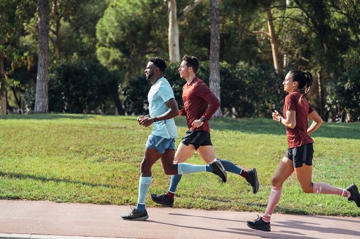 cep-krotkie-spodenki-do-biegania-fitness-spacery-tekking