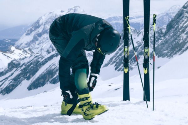 Kompresja w sportach zimowych: dlaczego skarpety kompresyjne są ważnym elementem wyposażenia?